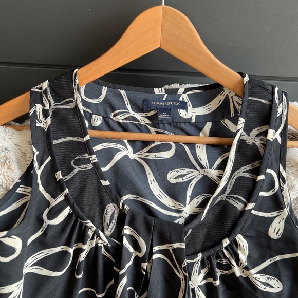 $8 when you bundled Banana Republic Black Camisole Cream Bows - Bundle Discount - Picture 3 of 5